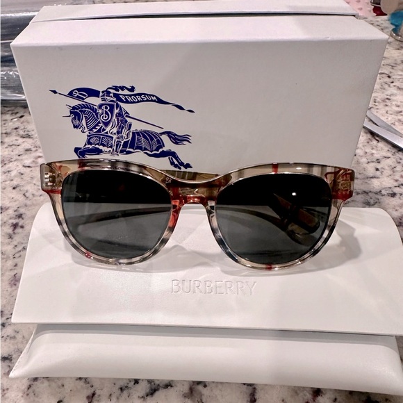 Unisex Burberry sunglasses - Picture 1 of 10